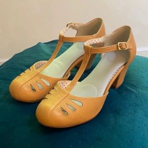 Subtle Sheen Modcloth Brand Pumps